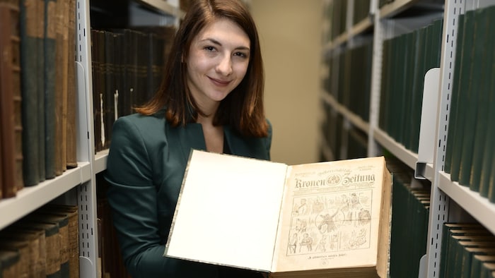 Redakteurin Kathi Mötzl mit einer historischen Ausgabe der „Krone“
