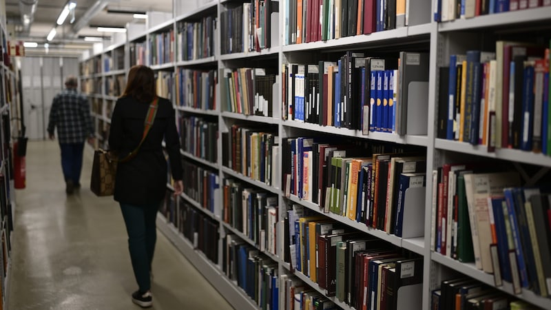 Insgesamt 130.000 Laufmeter Bücher werden hier gelagert. (Bild: Imre Antal)