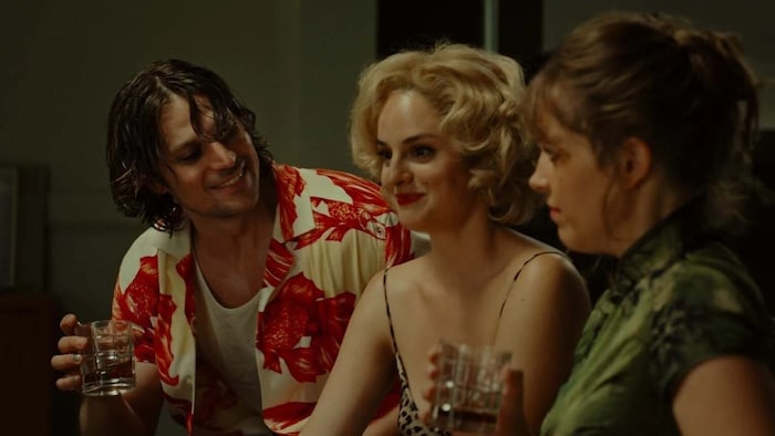 Der hübsche Fotograf Magnani (Lucas Bravo) stößt zu Nicole (Sandra Codreanu) und Élise (Noémie ...