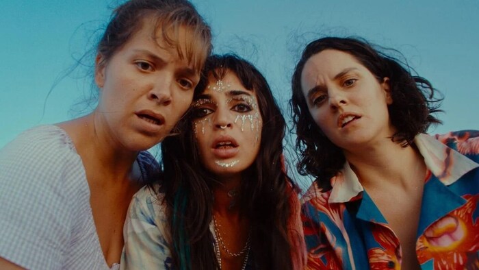 Was hier passiert ist, weiß leider noch keine der Damen. Mit Souheila Yacoub (Mi.), Sanda ...