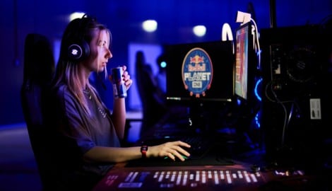 Veyla Renée spielt Computer – für sie ist es ein lukrativer Job. (Bild: Philipp Carl Riedl / Red Bull Content Pool)
