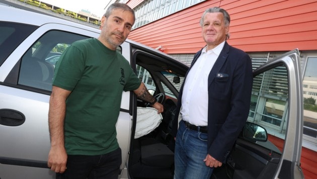Ehemann Amin A. zeigt Anwalt Dr. Boran den zerfetzten Teil des Airbags. (Bild: Zwefo)