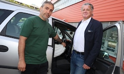 Ehemann Amin A. zeigt Anwalt Dr. Boran den zerfetzten Teil des Airbags.
