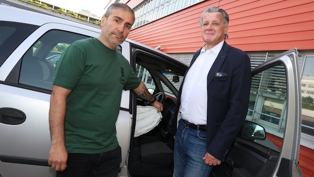 Ehemann Amin A. zeigt Anwalt Dr. Boran den zerfetzten Teil des Airbags. (Bild: Zwefo)