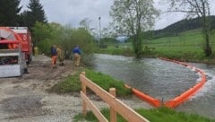 In der Gemeinde Mariapfarr floss Heizöl in die Taurach. (Bild: Feuerwehr Bezirk Lungau)