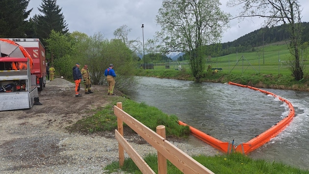 In der Gemeinde Mariapfarr floss Heizöl in die Taurach. (Bild: Feuerwehr Bezirk Lungau)