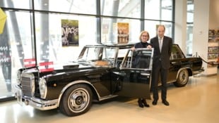 Im Haus der Geschichte NÖ im Regierungsviertel St. Pölten zeugt der Mercedes-Benz Pullmann von Präsident Schärf von der Entwicklung Österreichs. Landeshauptfrau Jonanna Mikl-Leitner und „Krone“-Herausgeber Dr. Christoph Dichand beim Rundgang durch die Schau. (Bild: Imre Antal)