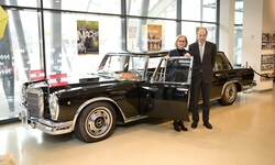 Im Haus der Geschichte NÖ im Regierungsviertel St. Pölten zeugt der Mercedes-Benz Pullmann von ...
