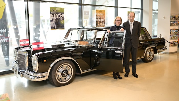 Im Haus der Geschichte NÖ im Regierungsviertel St. Pölten zeugt der Mercedes-Benz Pullmann von Präsident Schärf von der Entwicklung Österreichs. Landeshauptfrau Jonanna Mikl-Leitner und „Krone“-Herausgeber Dr. Christoph Dichand beim Rundgang durch die Schau. (Bild: Imre Antal)