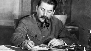 Josef Stalin (1878-1953) an seinem Schreibtisch