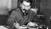 Josef Stalin (1878-1953) an seinem Schreibtisch