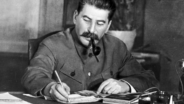 Josef Stalin (1878-1953) an seinem Schreibtisch