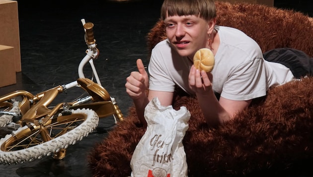 Schauspieler Ben Engelgeer findet als ZUAZOGNA durch Methoden des Gender-Explorings die eigene Salzburger Identität. (Bild: Lucia Flaig)
