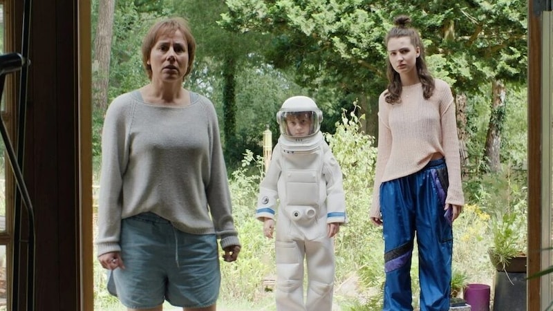 Am liebsten trägt er seinen Raumanzug, denn Tom (Theo Kretschmer) möchte zum Mars reisen. (Bild: farbfilm verleih)