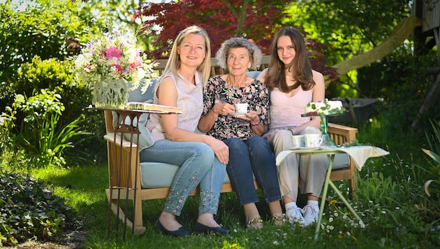 Drei Generationen vereint zum Muttertag: Patrizia Haslinger (li.) mit ihrer Mama und Tochter Hannah. (Bild: Wenzel Markus)