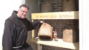 Pater Thomas mit den Bienenkörben. 