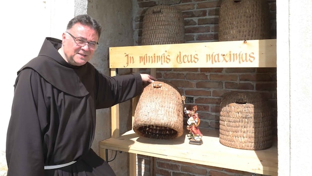Pater Thomas mit den Bienenkörben.  (Bild: Reinhard Judt)