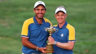 Edoardo Molinari (li.) und Luke Donald schlagen Ende Mai bei den Austrian Alpine Opben im GC Gut Altentann in Henndorf ab. (Bild: Austrian Alpine Open/Getty Images)