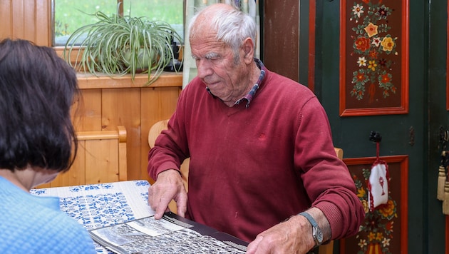 Johann Nindl blättert in Erinnerungen an den Krieg. (Bild: Roland Hölzl)