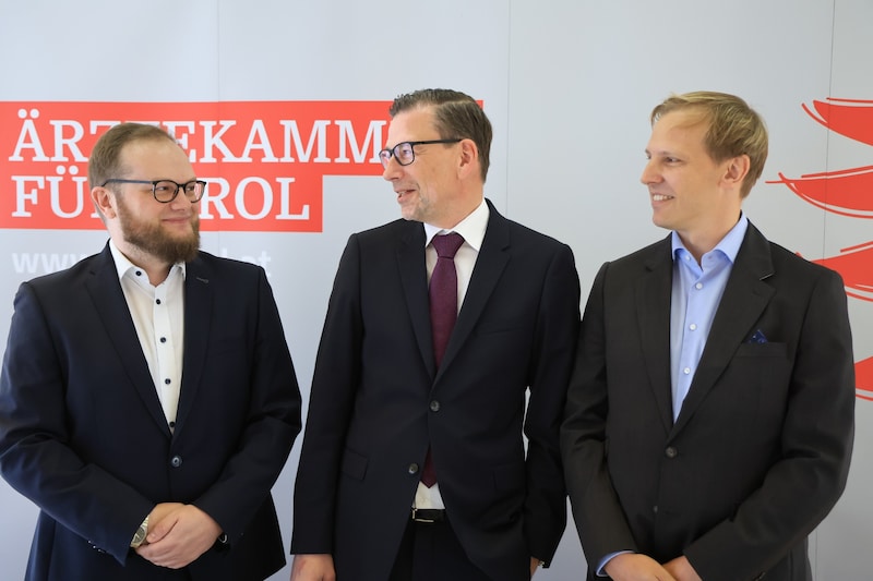 Ärztekammer-Präsident Stefan Kastner (Mi.) mit den Vertretern der Spitalsärzte Danlien von Langen (Kurienobmann, re.) und Julian Umlauft.  (Bild: Birbaumer Christof)