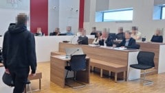 Der Lehrling im Angesicht der Geschworenen.
