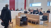 Der Lehrling im Angesicht der Geschworenen.