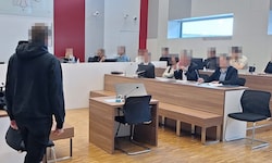 Der Lehrling im Angesicht der Geschworenen.