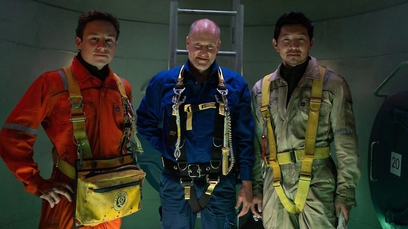 Chris (Finn Cole, li.) und David (Simu Liu, re.) wurden von Tauchveteran Duncan (Woody Harrelson) bestens geschult.  (Bild: FOCUS FEATURES LLC. and Mark Cass)