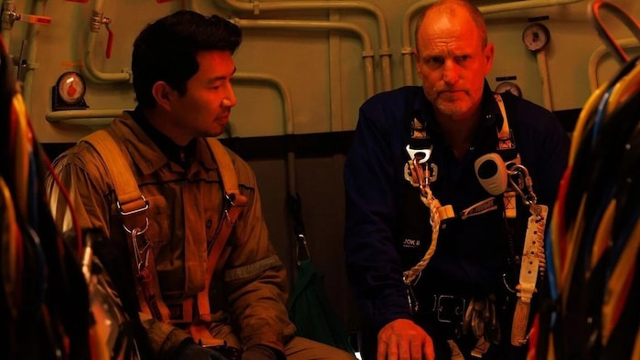 Wie können Duncan (Woody Harrelson, re.) und David (Simu Liu) ihrem Tauchkollegen helfen?