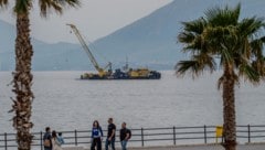 Mit diesem Kran soll das Wrack, in dem sieben Menschen starben, aus der Tiefe gezogen werden.