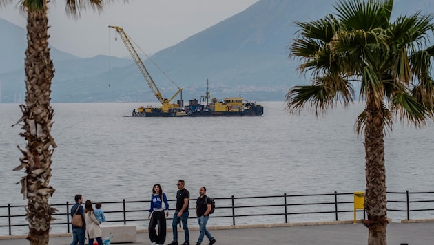 Mit diesem Kran soll das Wrack, in dem sieben Menschen starben, aus der Tiefe gezogen werden.