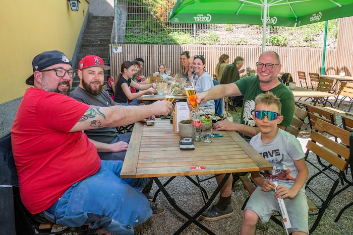 Die Dorfbewohner lieben ihr Lokal, vor allem den lauschigen Gastgarten und die täglichen ...