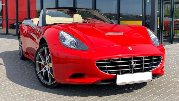 In diesem edlen Ferrari California kann der Finder des gestohlenen Boliden an einem Wochenende ...