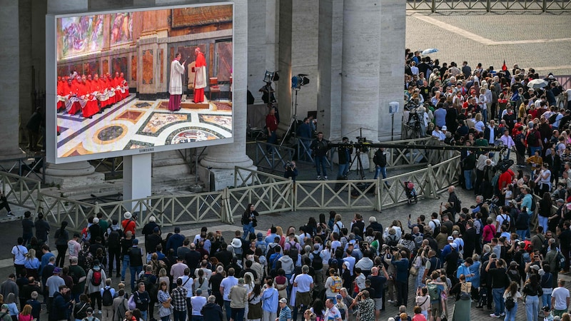 Die Sixtinische Kapelle ist Sperrgebiet – Gläubige können das Geschehen nur von außen über große Bildschirme verfolgen. (Bild: AFP/FILIPPO MONTEFORTE) Die Sixtinische Kapelle ist Sperrgebiet – Gläubige können das Geschehen nur von außen über große Bildschirme verfolgen. (Bild: AFP/FILIPPO MONTEFORTE)