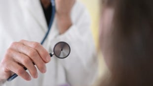 In Kärnten steht die Krankschreibungspraxis einer Allgemeinmedizinerin auf dem Prüfstand. Denn ...