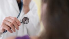 Ärzten, die KI verwenden, wird von Patienten weniger vertraut. Das zeigt eine Studie.