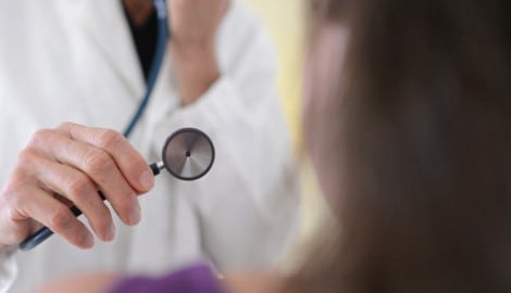 Ärzten, die KI verwenden, wird von Patienten weniger vertraut. Das zeigt eine Studie.