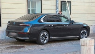 LH Peter Kaiser macht es sich in einem BMW 745Le xDrive gemütlich. (Bild: Rojsek-Wiedergut Uta)