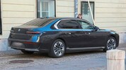 LH Peter Kaiser macht es sich in einem BMW 745Le xDrive gemütlich.