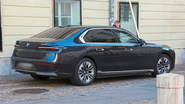 LH Peter Kaiser macht es sich in einem BMW 745Le xDrive gemütlich. (Bild: Rojsek-Wiedergut Uta)