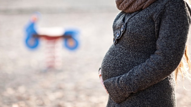 Caritas und Periferi halfen einer schwangeren Frau, deren Familie sie im Ausland festhielt (Symbolbild). (Bild: Lars Patzek – stock.adobe.com)