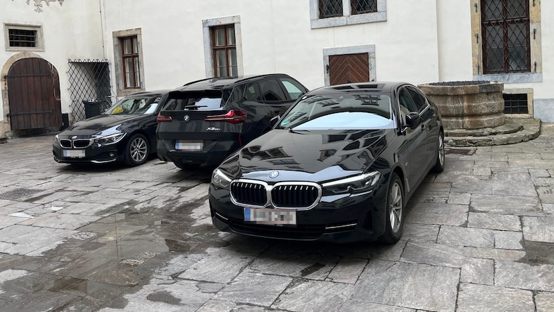 Im Innenhof des Grazer Landhauses stehen primär BMW.  (Bild: Jauschowetz Christian)