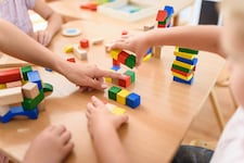 Vor den Kindern soll die Pädagogin abfällig über Eltern geredet haben. (Bild: nemanfoto@gmail.com – stock.adobe.com)