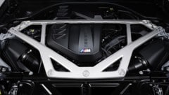 BMW hat die klassische Domstrebe im M4 CSL erweitert und mit der Fahrzeugfront verbunden. (Bild: BMW)