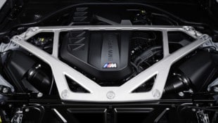 BMW hat die klassische Domstrebe im M4 CSL erweitert und mit der Fahrzeugfront verbunden.