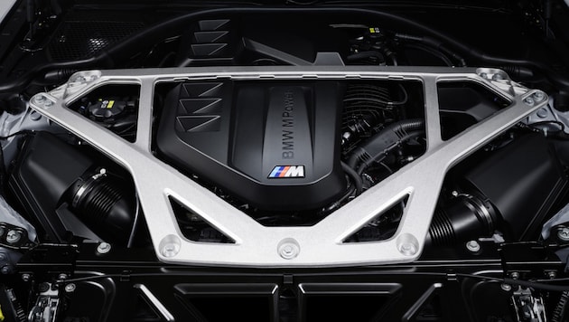 BMW hat die klassische Domstrebe im M4 CSL erweitert und mit der Fahrzeugfront verbunden. (Bild: BMW)