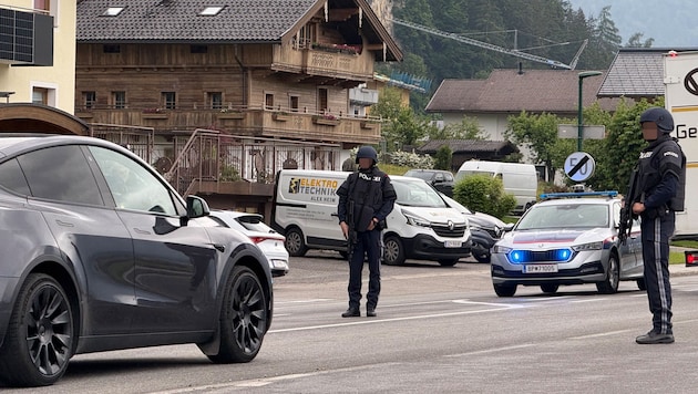 Die Polizei überprüfte am Mittwoch sämtliche Autos. (Bild: ZOOM Tirol)