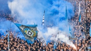 Das möglicherweise historische Heimspiel wollen sich HSV-Fans nicht entgehen lassen.   (Bild: AFP/APA/Axel Heimken)