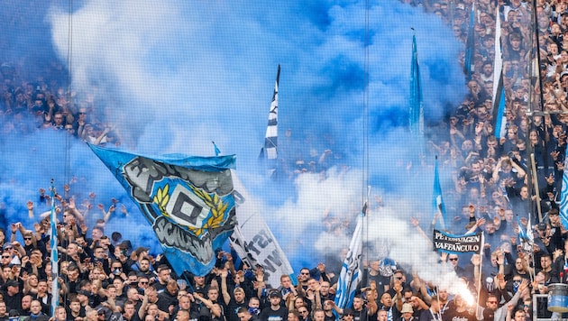 Das möglicherweise historische Heimspiel wollen sich HSV-Fans nicht entgehen lassen.   (Bild: AFP/APA/Axel Heimken)
