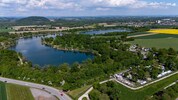 Die Naherholungsoase der Linzer: der Pichlinger See, rechts unten die Grillfläche und der ...